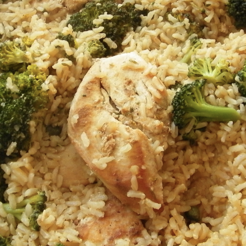 photo of chicken and rice with broccoli (used instead of khorasan wheat chicken)